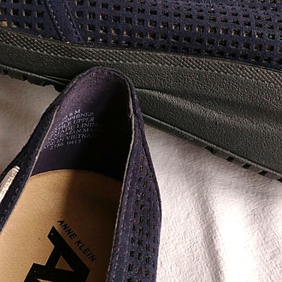 Anne Klein - perforated navy blue wedges size 10 1/2 - Picture 3 of 5